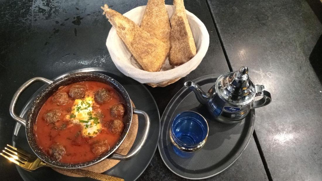 M9ila de kefta, pain et thé à la menthe