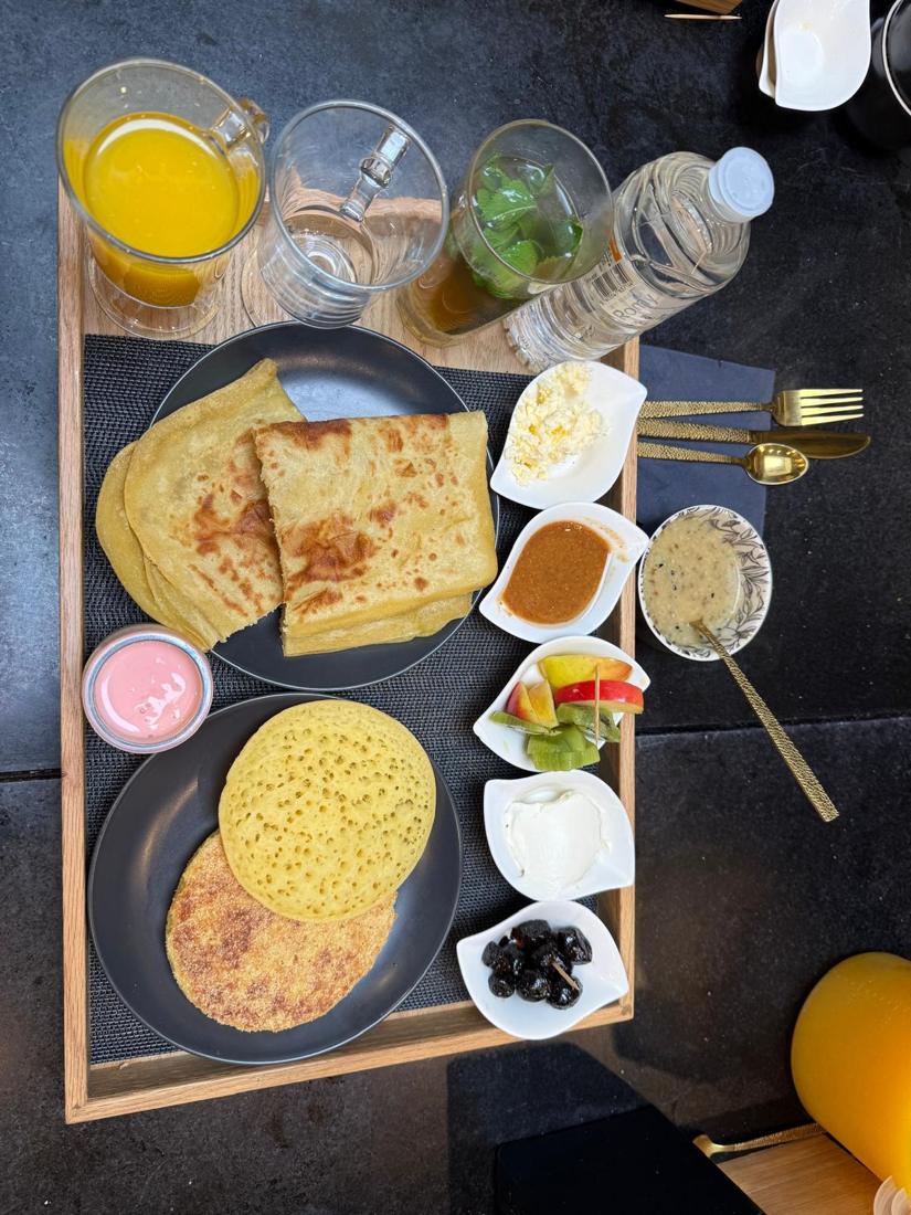 Plateau de petit-déjeuner : baghrir, msemen, harcha